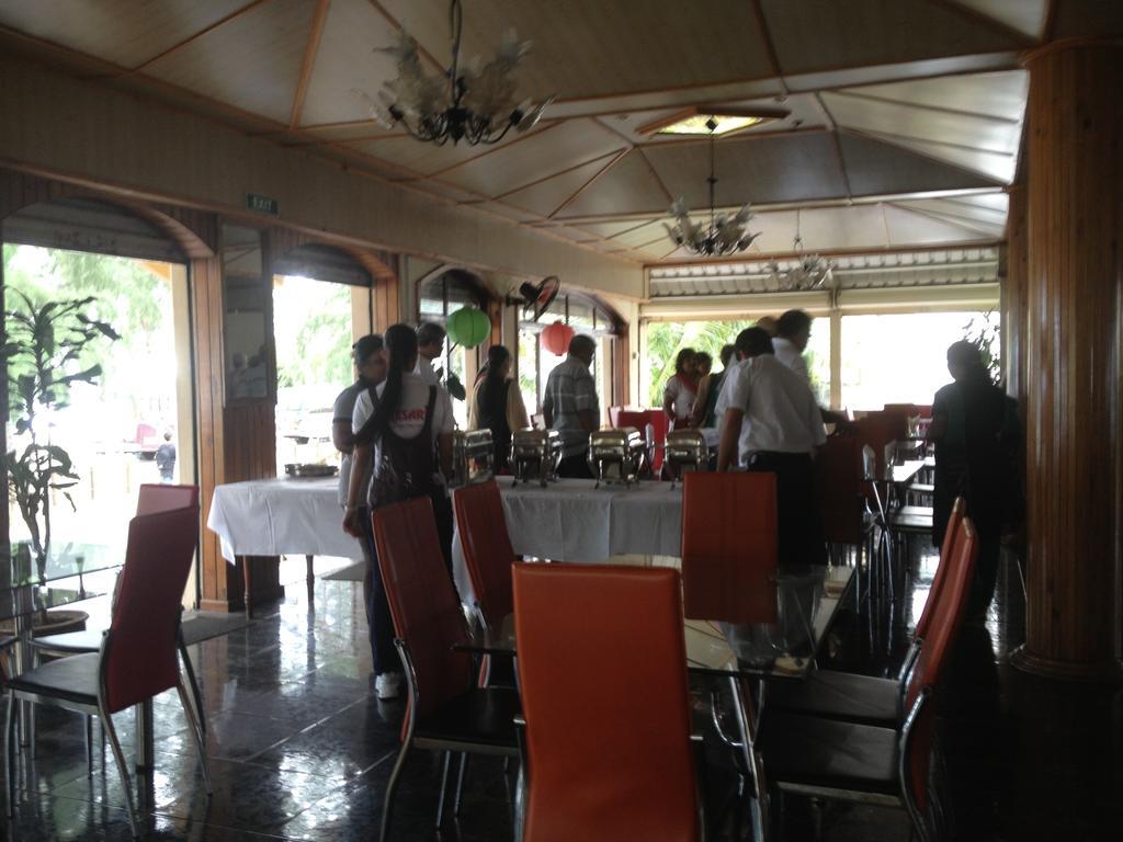 White Shell Lounge And Restaurant Hotel Flic en Flac Exterior photo