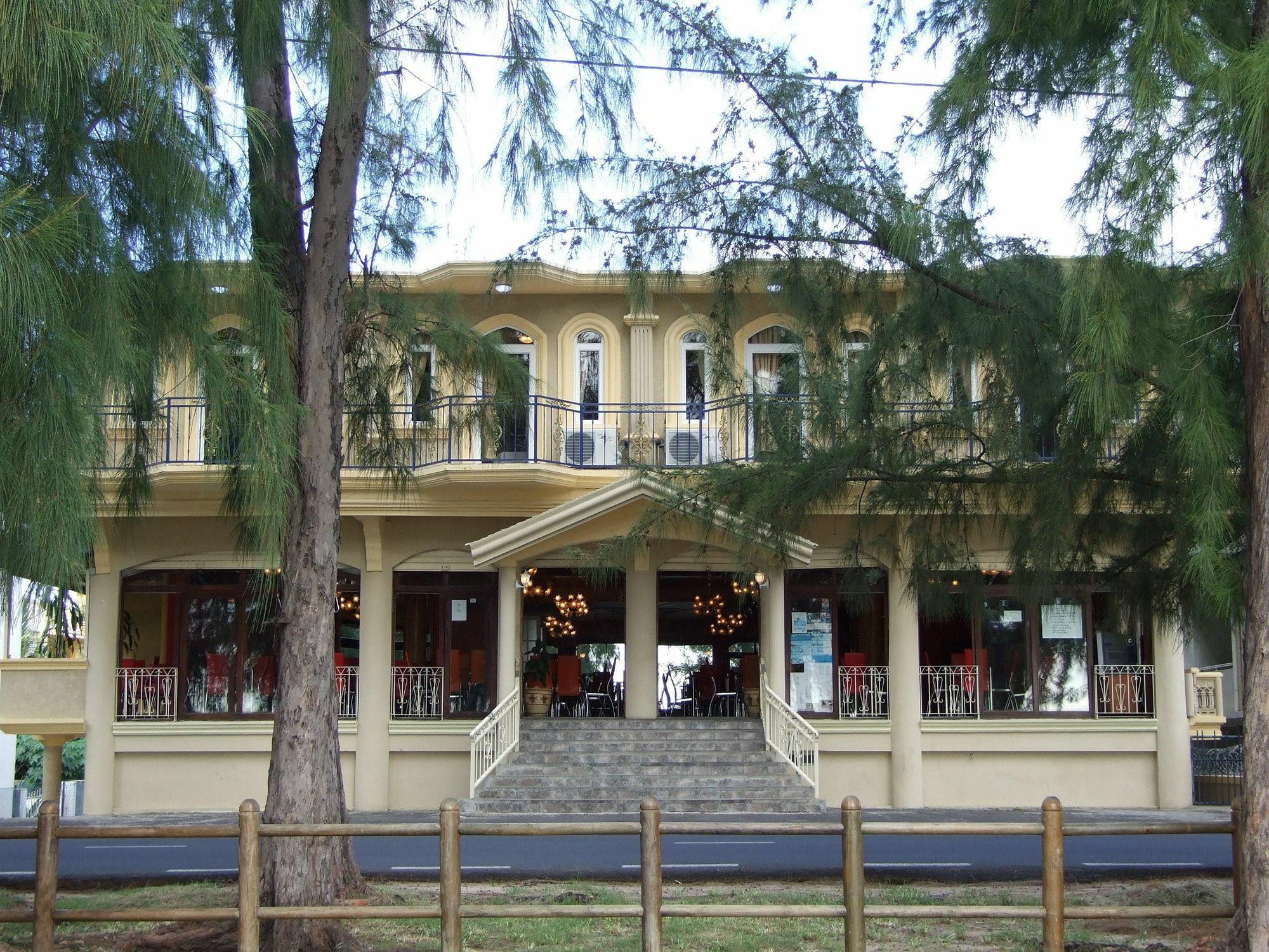 White Shell Lounge And Restaurant Hotel Flic en Flac Exterior photo